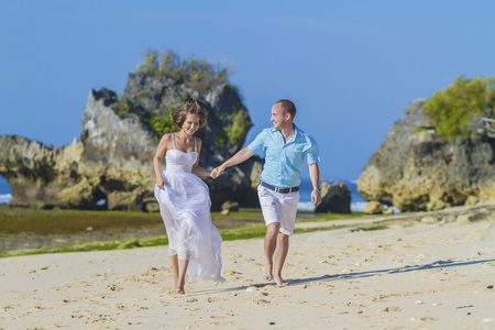 爱海洋海岸线上的新婚夫妇