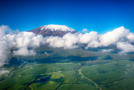 航空影像的乞力马扎罗山，非洲最高的山峰，无线