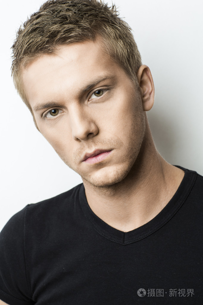 一个美丽的金发男人的肖像