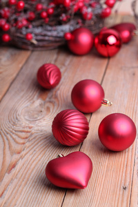 圣诞装饰品与球和一条丝带