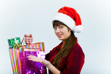圣诞老人的帽子与假日购物的年轻女子