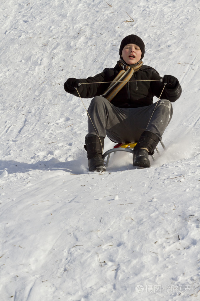 情感下坡在雪橇上