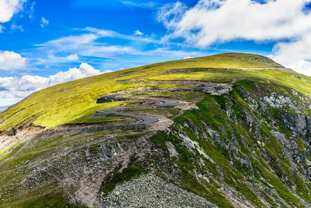 罗马尼亚 fagaras 山中蜿蜒的路