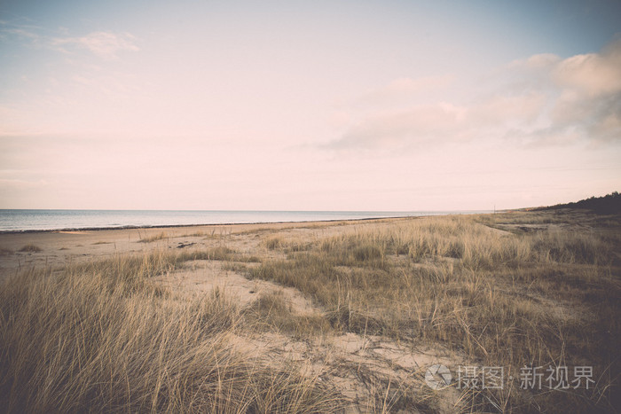 波罗的海海滩秋天云与波走向荒芜的沙丘