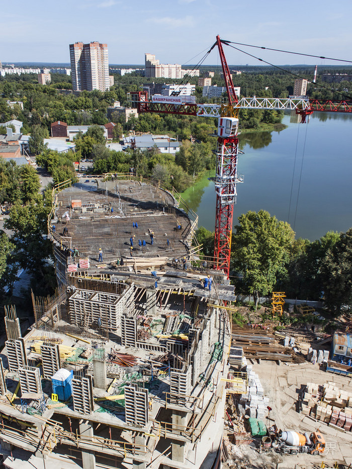 普希金诺,俄罗斯,在 2011 年 8 月 26 日.在河岸边的建筑工地.