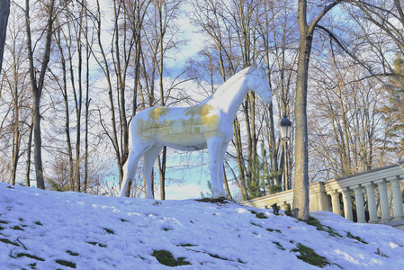 冬天公园里的马雕像