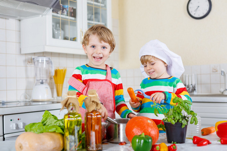两个可爱的小孩，烹饪意大利汤和饭 fres