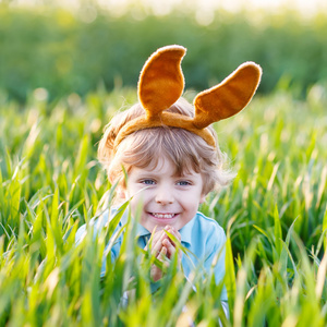 有趣的孩子小男孩 3 年，复活节兔子耳朵，庆祝东亚峰会