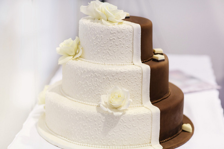 美味漂亮的婚礼蛋糕，在白色和棕色