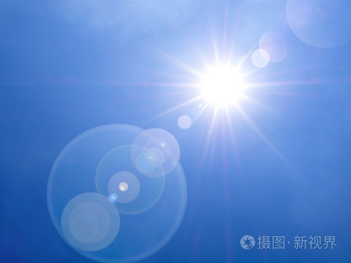 镜头光晕在下午在蔚蓝的天空