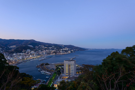 在日本静冈县热海市城市的景观