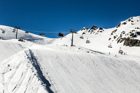 跳跃滑雪者