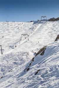 滑雪的人，椅子升降机和拖车绳系统的泽尔是奥地利见滑雪区域