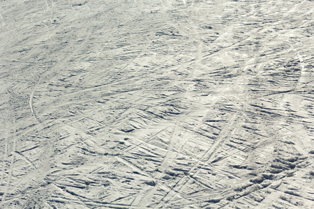 雪背景与滑雪和单板滑雪轨道