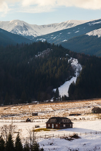 冬季冰雪覆盖的山峰在欧洲