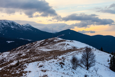 冬季冰雪覆盖的山峰在欧洲