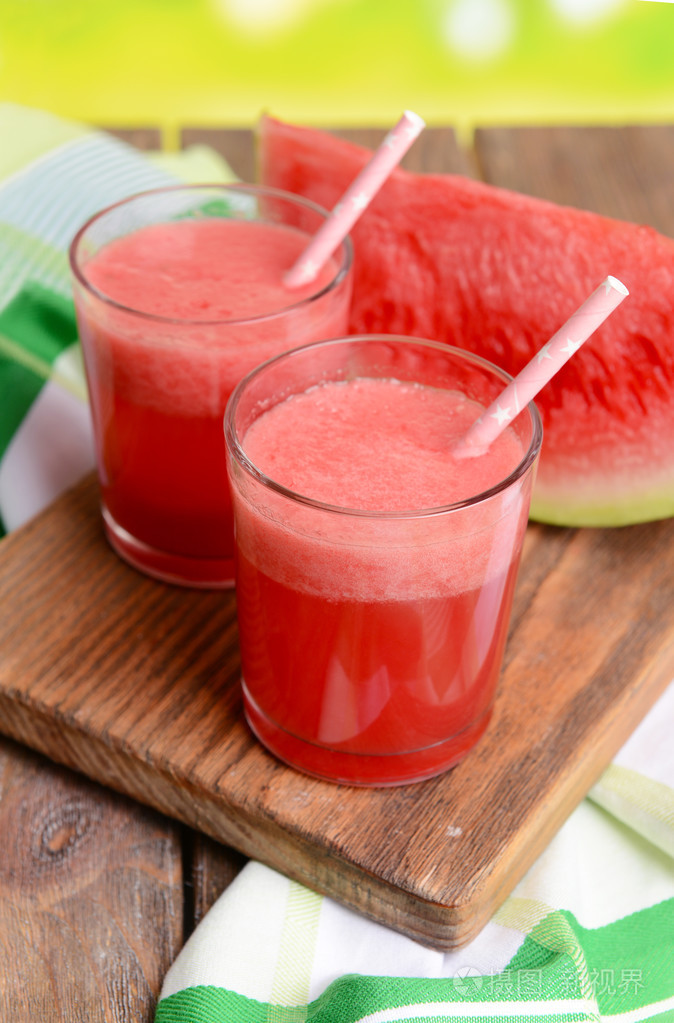 多汁的西瓜,在桌子上