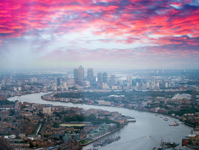 金丝雀码头空中的天际线和河在伦敦泰晤士河