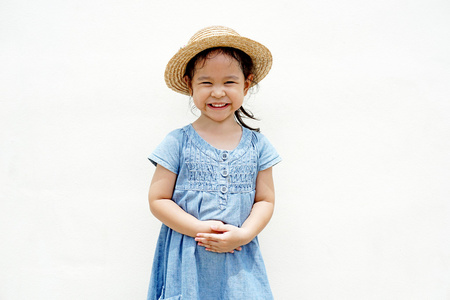 小女孩戴着顶帽子，带微笑