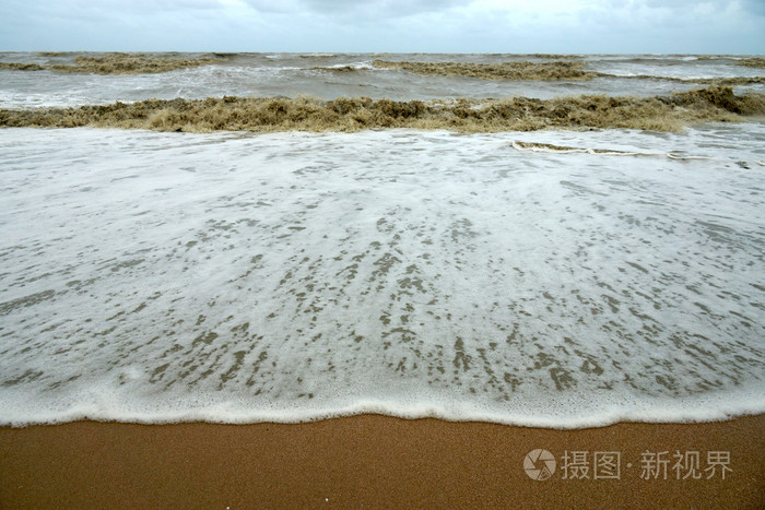 黑色的波浪，在季风季节的