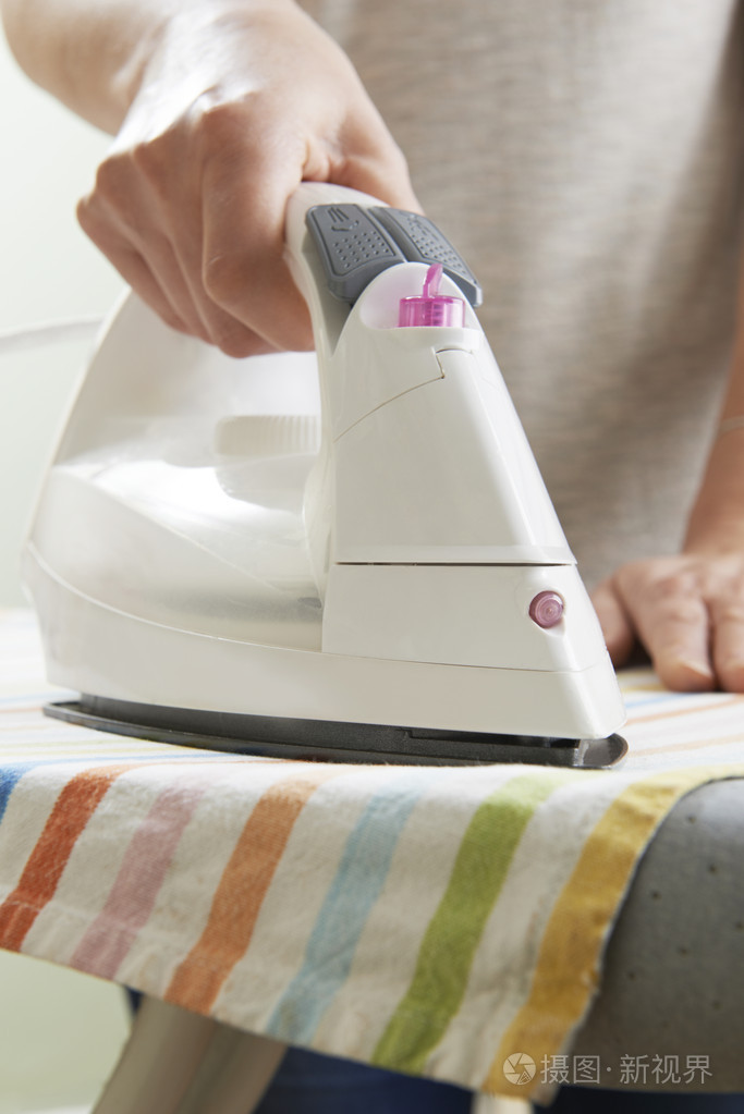 熨烫衣服的女人的特写