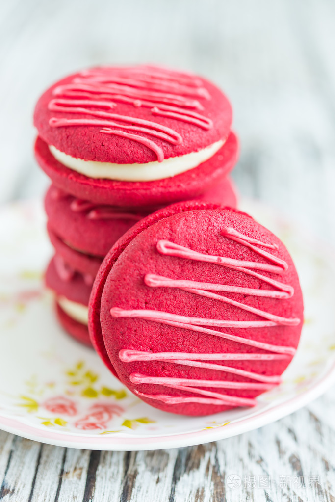 红色的天鹅绒蛋白杏仁饼干