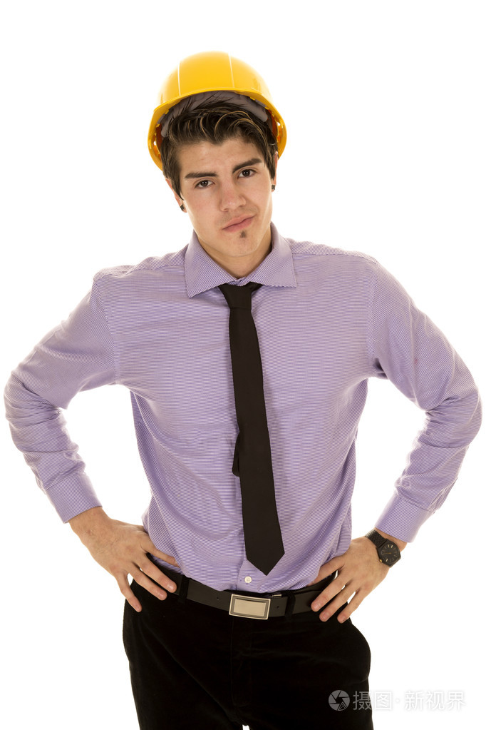男人穿着紫色礼服衬衫和安全帽手放在臀部