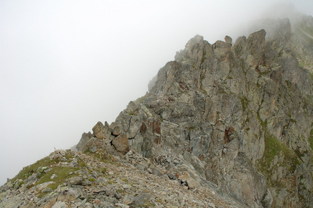 岩石在 Sustenpass 附近的云