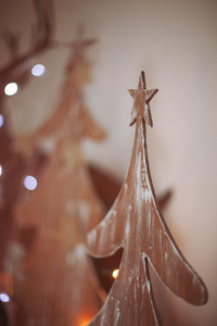 圣诞房间室内设计 withlights 和圣诞节树