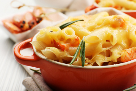 意大利面焗虾和奶酪陶瓷煲图片