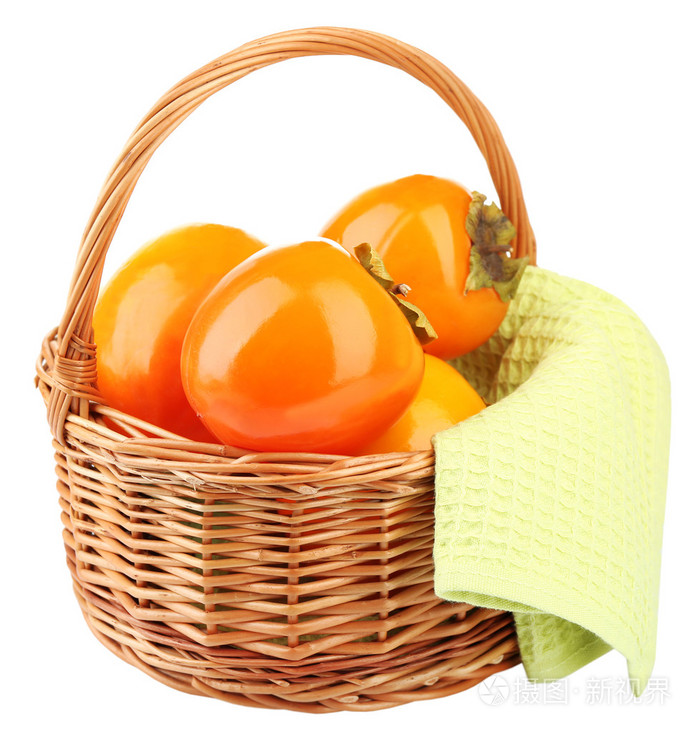 在孤立的白色衬底上的柳条篮子里的熟柿子