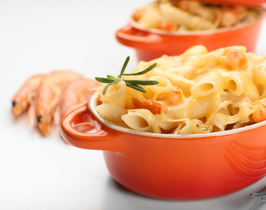 意大利面焗虾和奶酪陶瓷煲图片