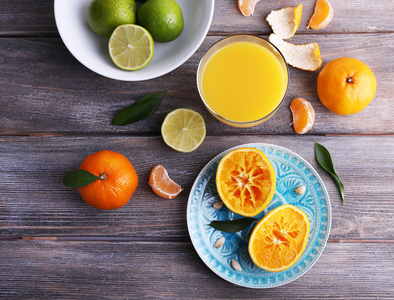 果汁和柑橘在桌子上