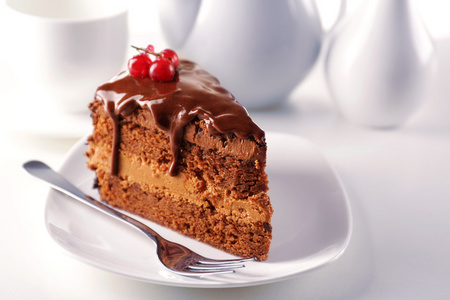 美味的巧克力蛋糕上板上光背景表格