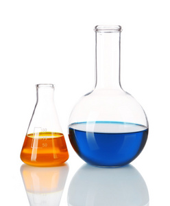 两个烧瓶用蓝色和橙色液涂上白色孤立