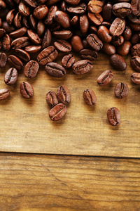咖啡豆在木制的背景下，特写
