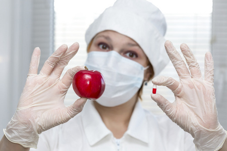 护士提供丸和苹果的选择