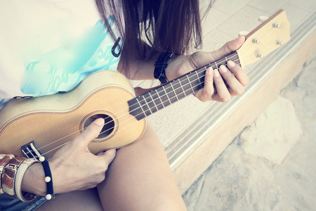 女人玩夏威夷四弦琴