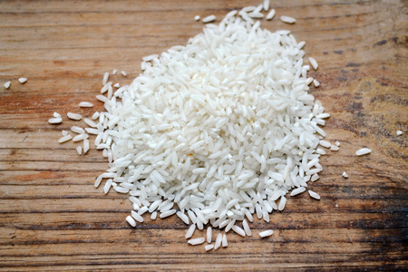长粒香大米在木制的背景