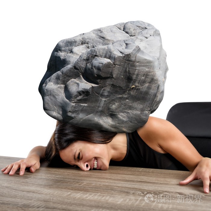 女人被压在石头的重量