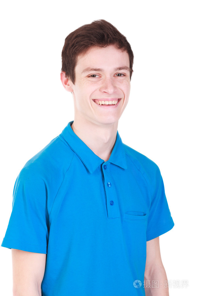 年轻英俊的男人微笑着在蓝色 t 恤,白色上孤立