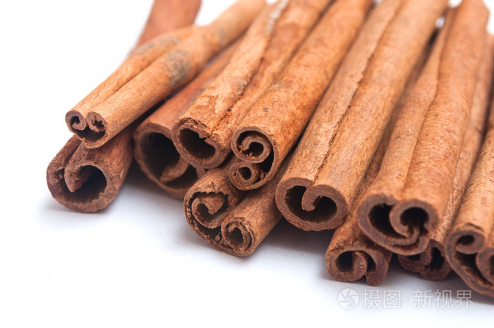 干在白色背景上肉桂