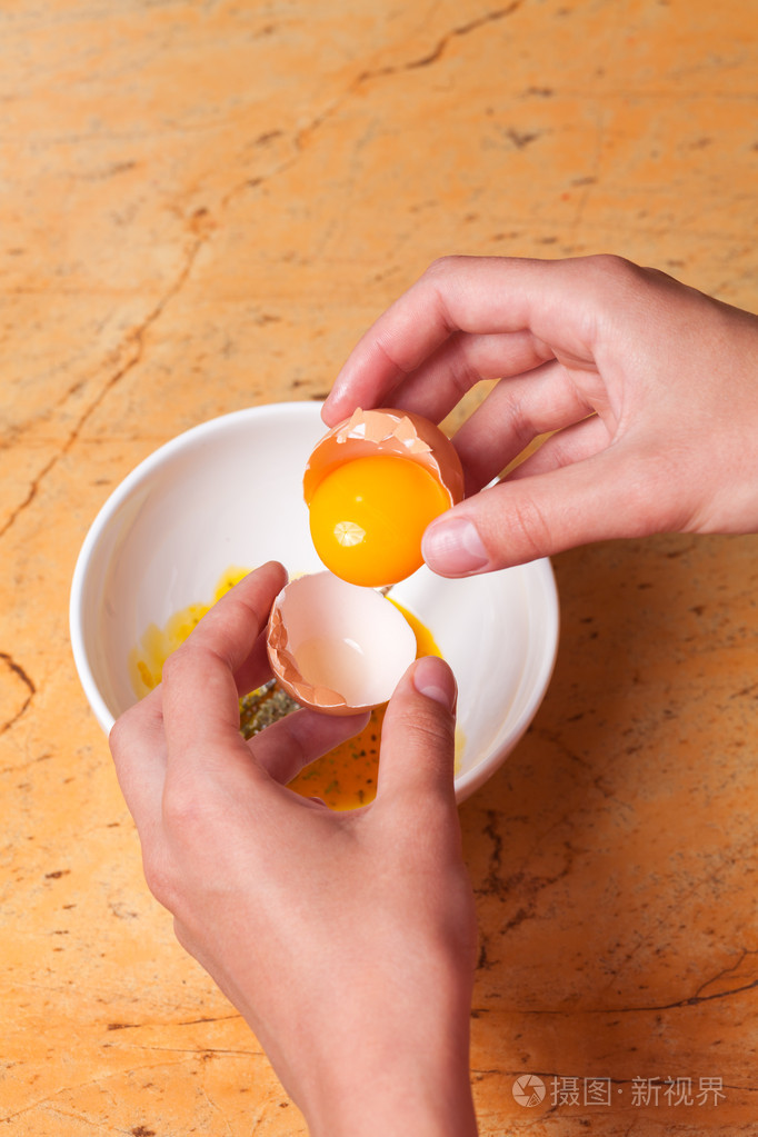 打破一个鸡蛋在碗里的手