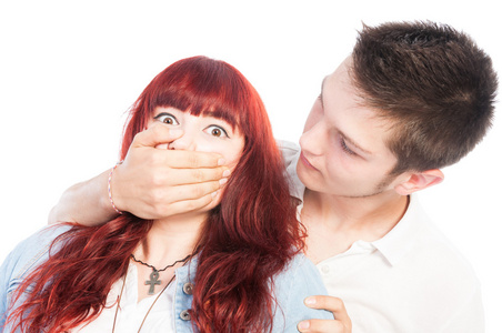 被欺负男孩欺负男孩包覆嘴巴的一个被欺负的女孩照片