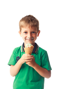 小男孩吃冰激淋上白色孤立