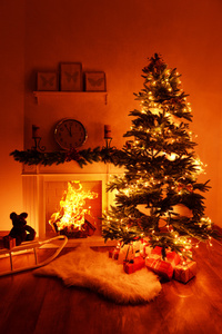 在房间里的壁炉旁的圣诞树