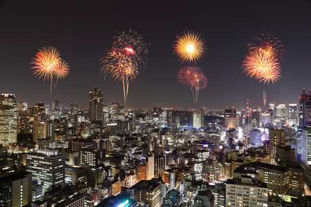 烟花在晚上庆祝在东京城市景观