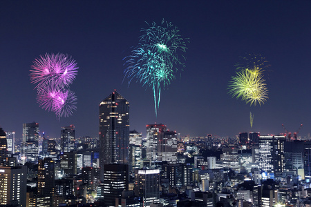 烟花在晚上庆祝在东京城市景观图片