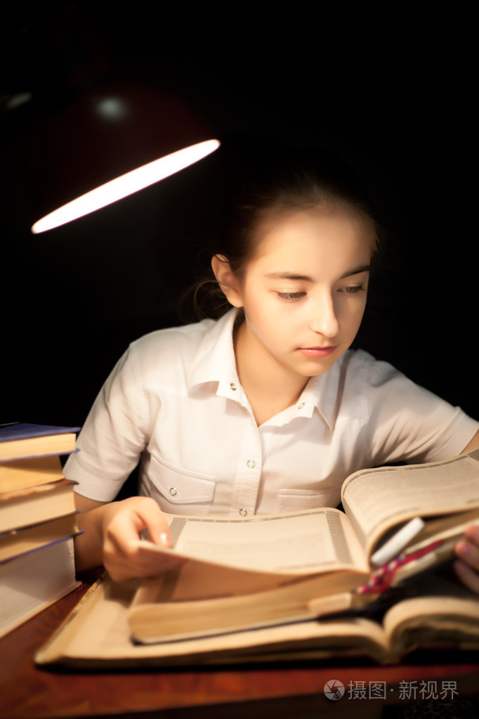年轻女孩的读书,黑暗的夜晚,在图书馆