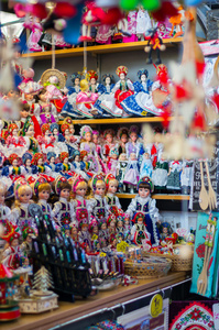 陈列在巨大的市场大厅，布达佩斯匈牙利传统娃娃